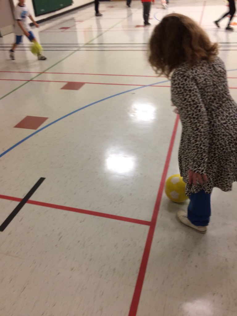 MrPasqua's tweet photo. Grade 3’s we’re working on dribbling, passing, accuracy and shooting. #SoccerUnit @FJMcDonaldOCSB https://t.co/O27COlbzTd