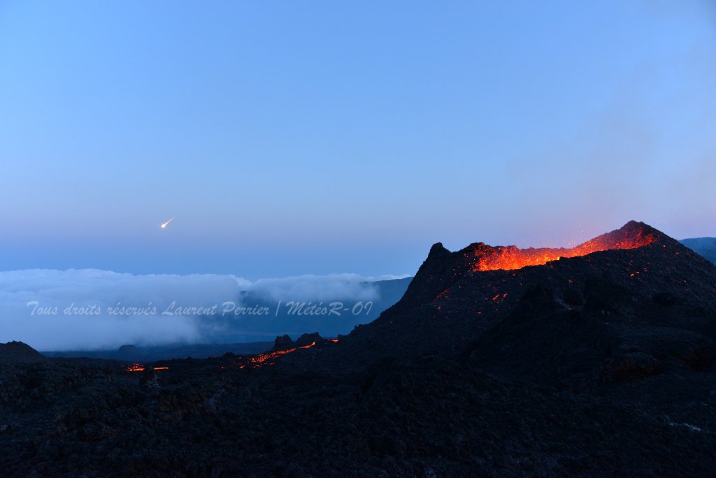 MeteoR_OI's tweet photo. Mardi soir, le Piton de la Fournaise et le ciel se sont donnés en spectacle à #LaRéunion en même temps ... et l'un des nôtres a pu immortaliser ce bolide et l'éruption simultanément. Somptueux ! https://t.co/LzwXLRuEAS