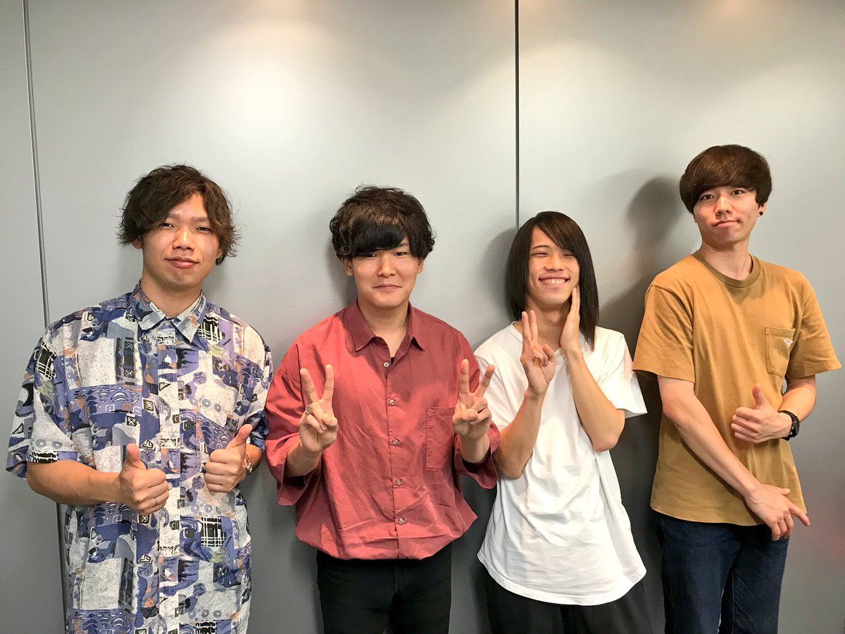 GiGS_Official's tweet photo. 【GiGS11月号本日発売！】
10月17日発売の『swanflight』でメジャーデビューを果たすHalo at 四畳半も初登場^ ^

全員インタビュー＋齋木さんのギター講座という一大特集です！

ちなみに、齋木さんのボードを初めて見た中の人の表情はこんな感じ→( ͡° ͜ʖ ͡°)
https://t.co/pYfvuJtaeA https://t.co/iCRQ4hrKCV