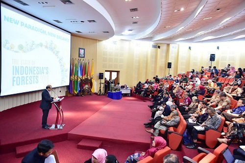 kemenhut_ri's tweet photo. 2. Menyikapi hal tersebut, KLHK telah berinovasi dengan mengembangkan sistem pelayanan informasi berbasis digital. Paling tidak terdapat 12 jenis layanan yang sudah berbasis aplikasi.

#KLHK
#eradigital 
#kerjaberdampak https://t.co/1CbEQyUJlz