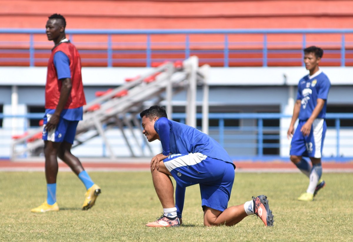 persib's tweet photo. Saatnya bangkit menjalani hidup yang penuh warna ini dan mencari solusi agar ke depan lebih baik lagi.
 
#AyoBangunPERSIB 💪 https://t.co/psoUCCe4cy