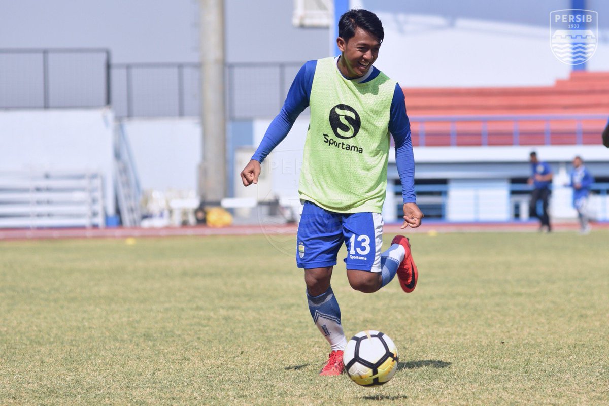 persib's tweet photo. Saatnya bangkit menjalani hidup yang penuh warna ini dan mencari solusi agar ke depan lebih baik lagi.
 
#AyoBangunPERSIB 💪 https://t.co/psoUCCe4cy