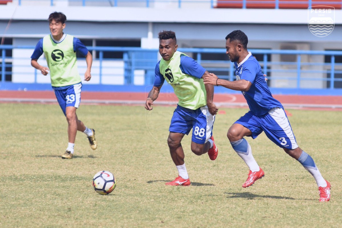 persib's tweet photo. Saatnya bangkit menjalani hidup yang penuh warna ini dan mencari solusi agar ke depan lebih baik lagi.
 
#AyoBangunPERSIB 💪 https://t.co/psoUCCe4cy