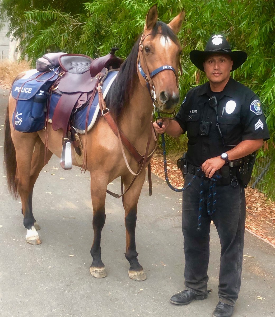 SantaAnaPD's tweet photo. #SantaAnaPD Sgt. Blake and his new horse Koa had a meet and great with a community member during todayβs Downtown enforcement ππ΄#mountedenforcement #communitypolicing https://t.co/GROSXFV2tY