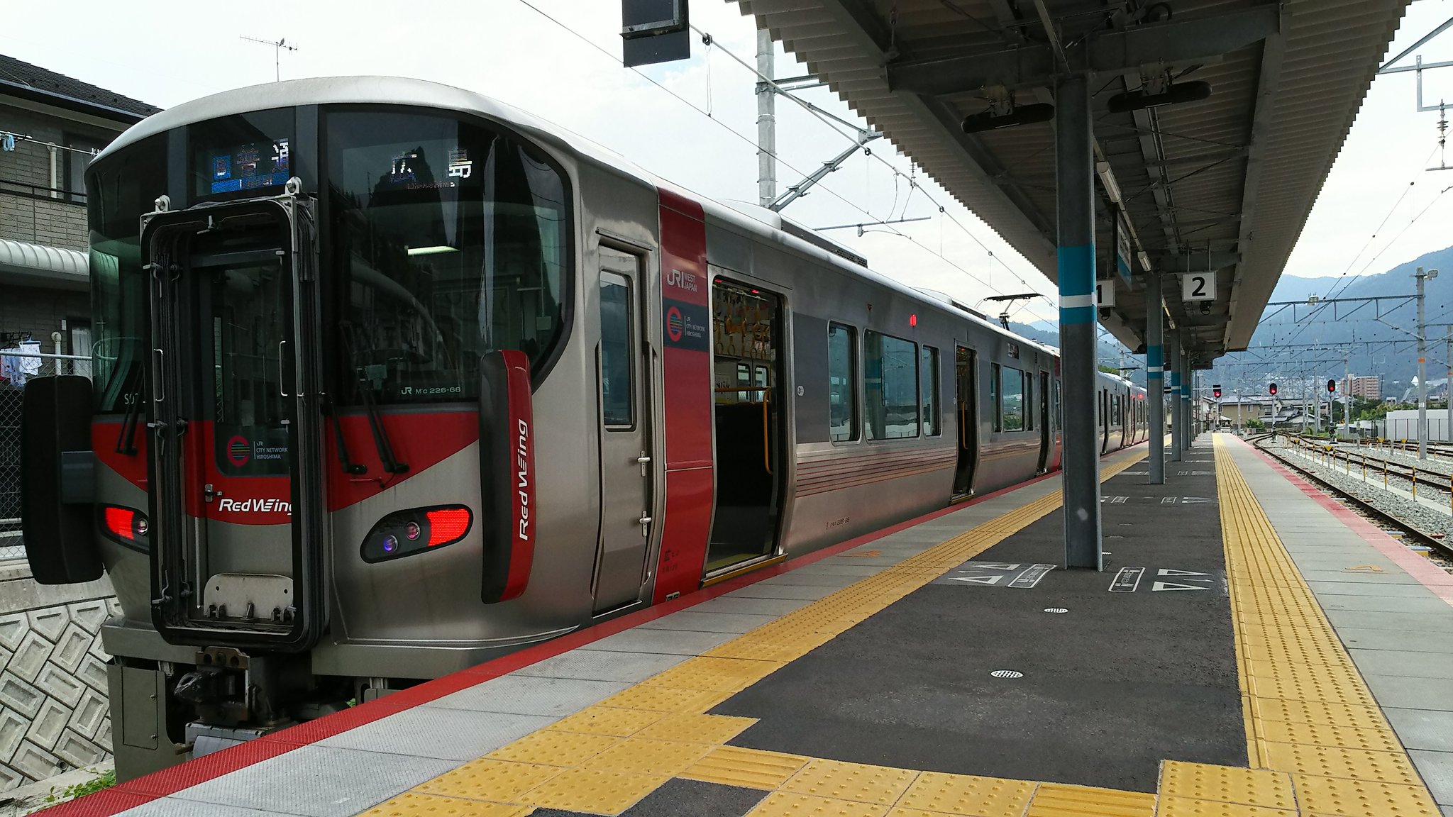 ろくいち 広島カープが優勝したので赤い列車を貼る 広島の赤い電車といえば227系 T Co Id0hsq4hrz Twitter