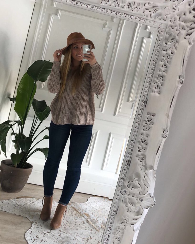 hannabrynn_'s tweet photo. super excited to announce that I am a Four Sisters Boutique high school rep!!! Follow @shop4sisters for the cutest clothes and accessories!!! #xoxofoursisters 💕💕💕 https://t.co/VtcMHqKT5W