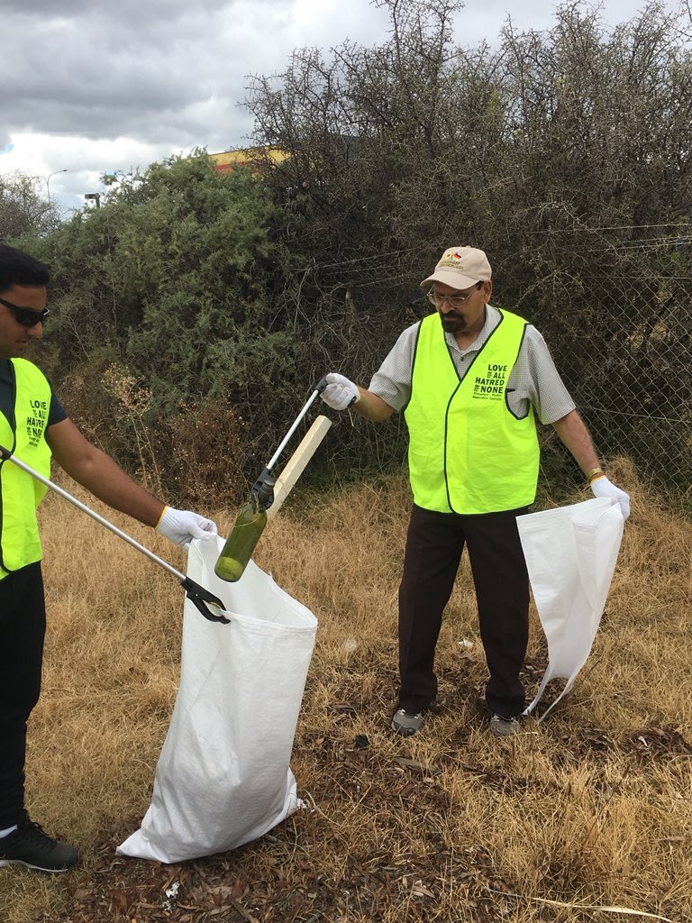 ahmadiyya_sa's tweet photo. Honoured to have received the ‘Certificate of Environmental Leadership’ to acknowledge our decade plus of work helping to keep our communities cleaner. 

Thanks to our many volunteers, young and old, for their commitment! https://t.co/fexMiOVrrd