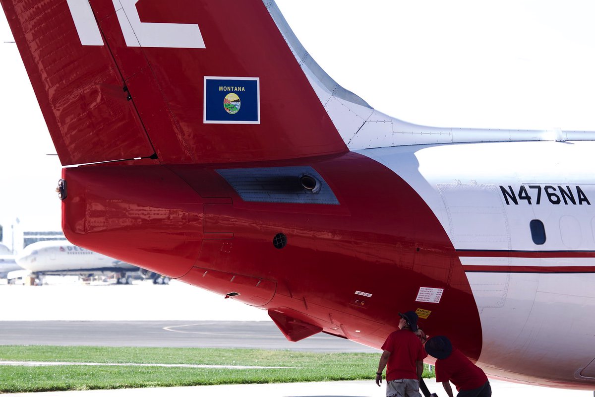 ShorealoneFilms's tweet image. Ground crews loading #phoscheck into #Tanker12 upon 1st dispatch to the #KeenbrookFire 09-26-18 #BAE146 #NEPTUNE
