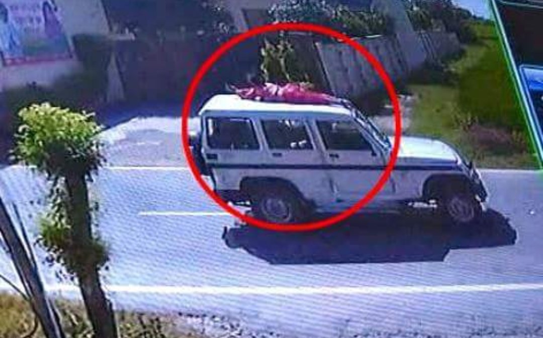 simarjeet_bains's tweet image. A woman forced to sit on roof top of Bolero Jeep of Police and paraded in streets of village under Majithia  Police station shows pathetic situation of law and order in state . @capt_amarinder must wake up and take action against those responsible.