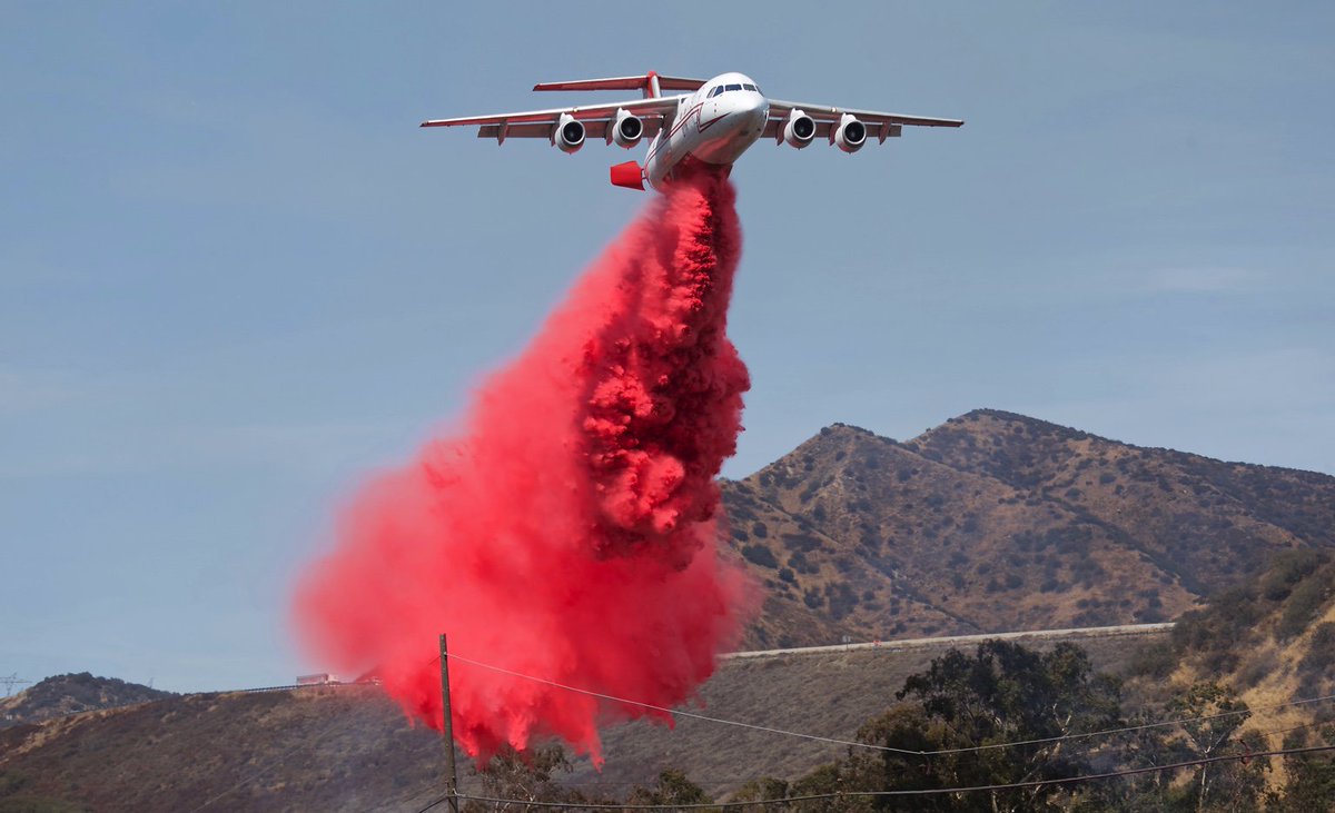 ShorealoneFilms's tweet image. Heres a #BAE146 dropping a #Phoschek line on the #KeenBrookFire #AvGeek #FireBombers
