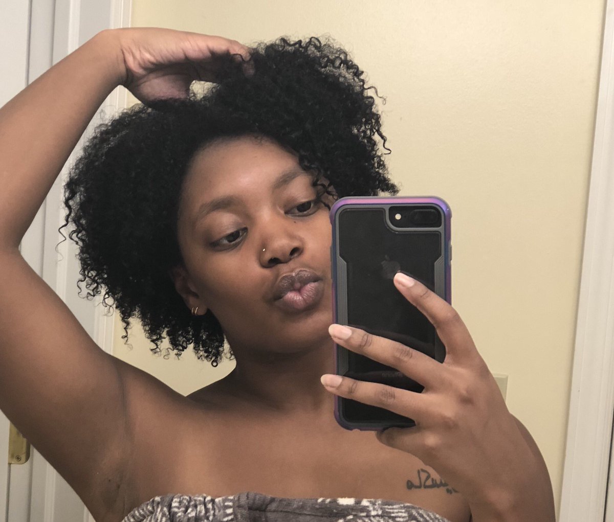 janellmaxine's tweet image. I honestly couldn’t tell my hair grew until I found this pic from Sophomore year, compared to yesterday 😭 #samepose