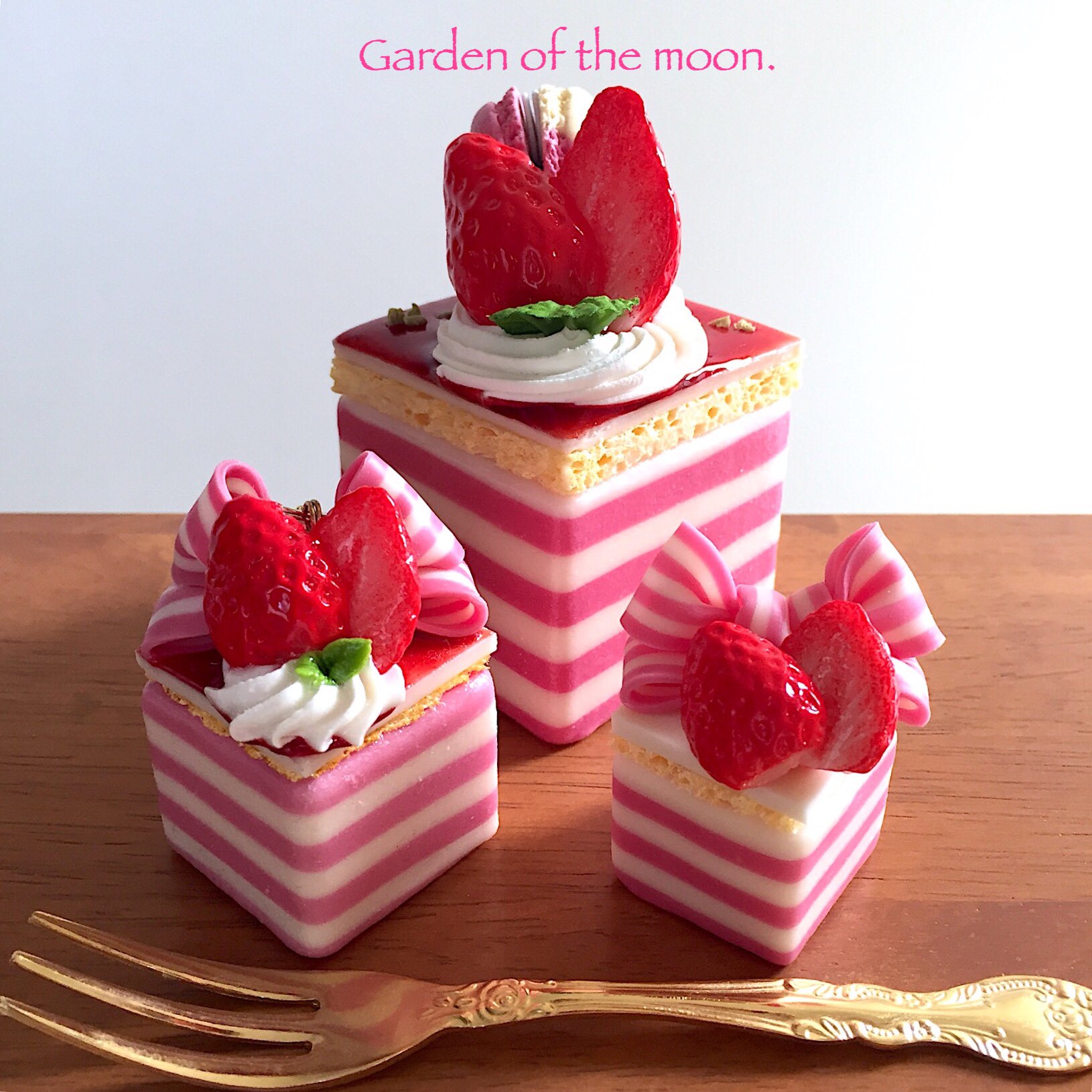 もこ 受注制作中 作りかけも混ざってるけど キューブケーキのバリエーション並べたら可愛かった 2枚目はサイズ比較で3枚目は番外編スペシャル みたいなの T Co Stabhkm4xg Twitter