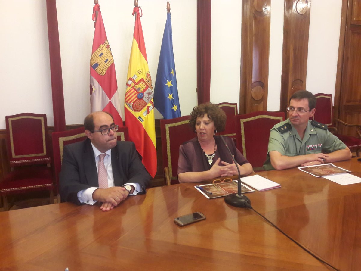 SubGobSALA's tweet photo. Salamanca acogerá del 1 al 7 de octubre los actos centrales de la patrona de la @guardiacivil, de carácter nacional.
La subdelegada del Gobierno, el Tte coronel jefe de la Comandancia y el concejal de Seguridad Ciudadana del @aytoSalamanca han presentado la programación. https://t.co/v2zkqJNXkP