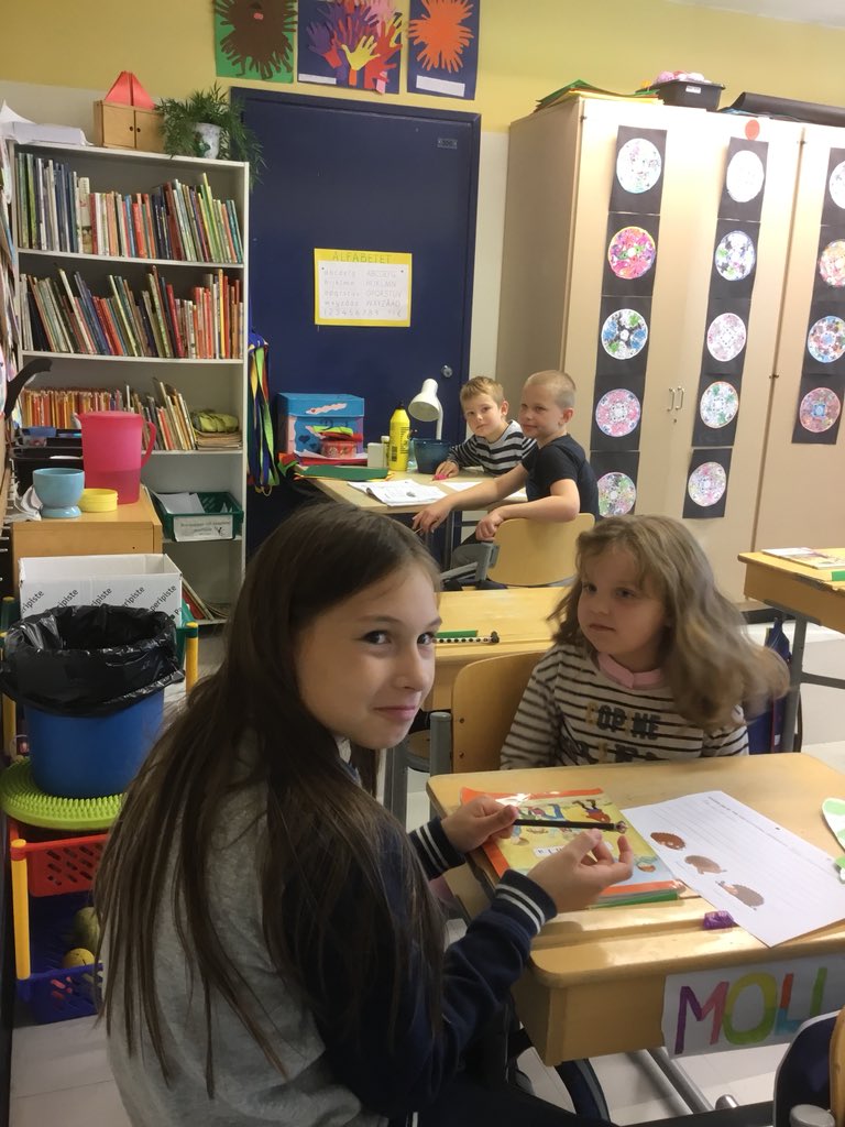 katarinaskolan's tweet photo. Vänelevsverksamhet i klass 1a och klass 4a. Vi läser och skriver om igelkottar. https://t.co/vIYHn9QF2K
