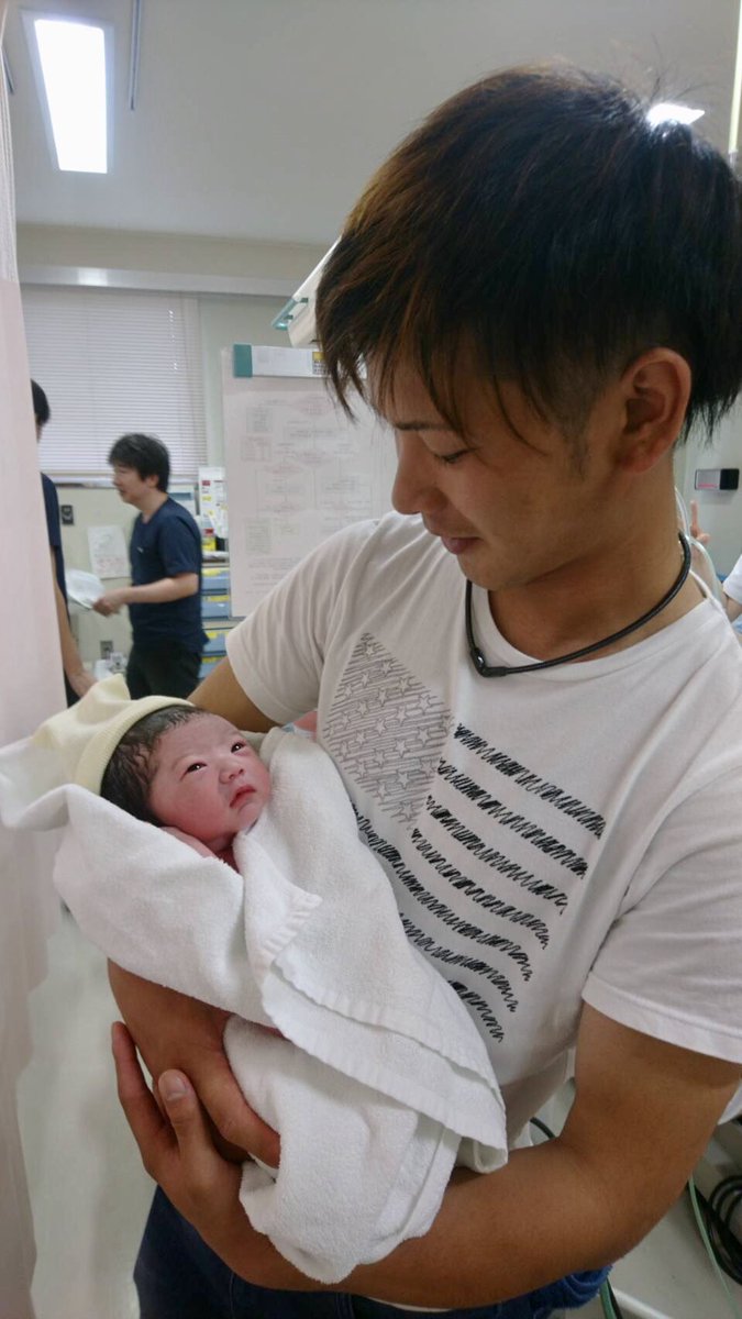 Oreryu20's tweet photo. ✨9月27日15時24分に3354グラムの元気な男の子が産まれてきてくれました🍼✨

名前は『 荒巻 凪（なぎ）』 君です👍

俺は何もする事が出来なかったけどさやちゃんが本当に頑張ってくれました😖✨

さやちゃん本当にありがとう😊
そして凪君、俺とさやちゃんの間に産まれて来てくれてありがとう😊 https://t.co/RB7kZKrXpW