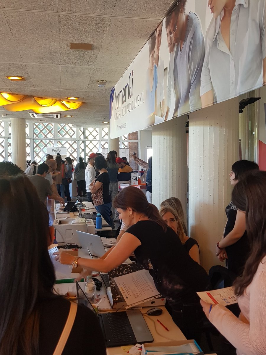 Etorrent64's tweet photo. 25 empreses ofereixen bones ofertes de feina a #FormemGi als prop de 300 joves assistents @cambragirona @girona_cat a @firadegirona https://t.co/JBjVvbVPVp