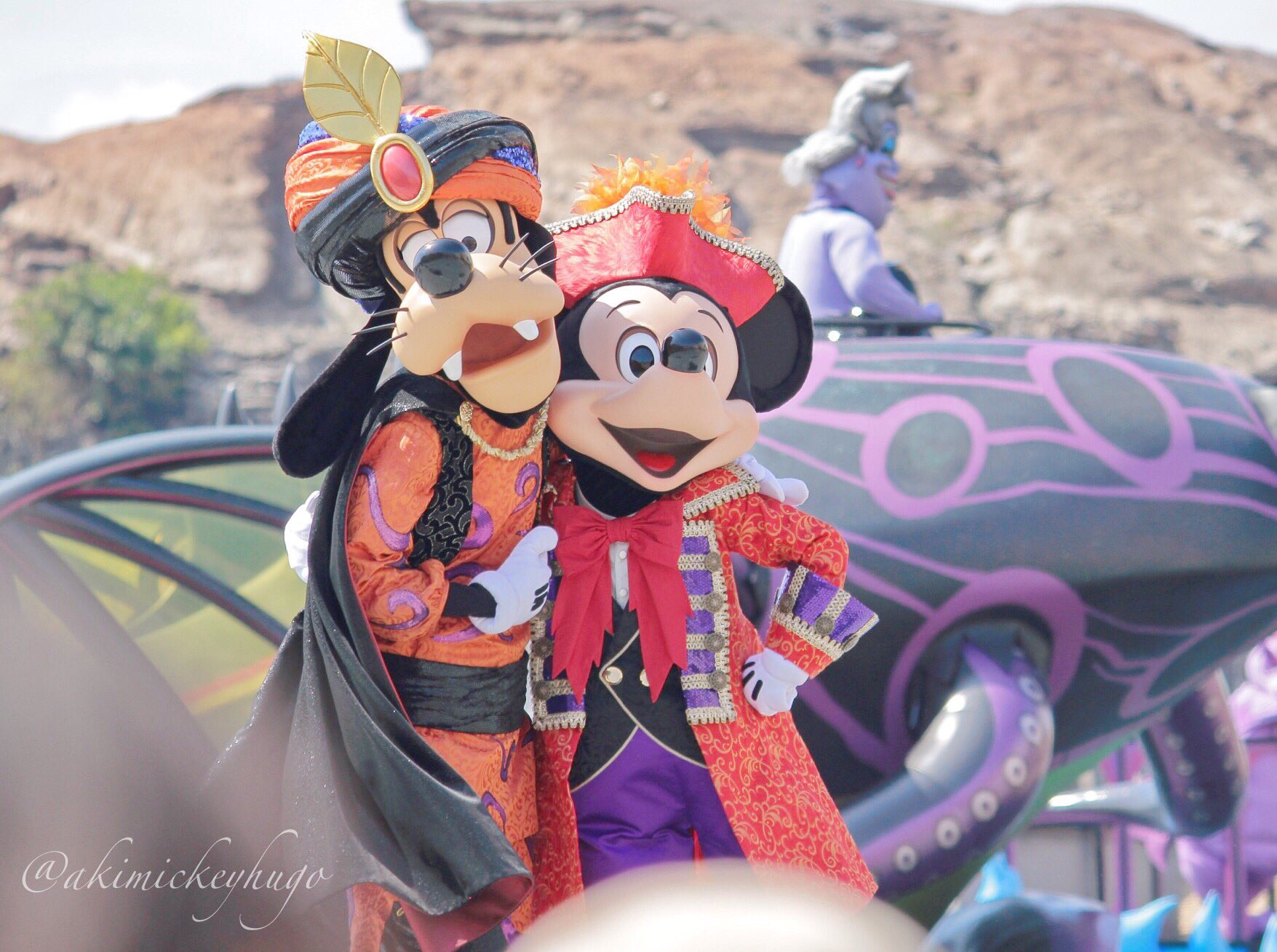 Aki Twitterissa 仲良しミキグ グーフィーがミッキーの頬撫で回してたw