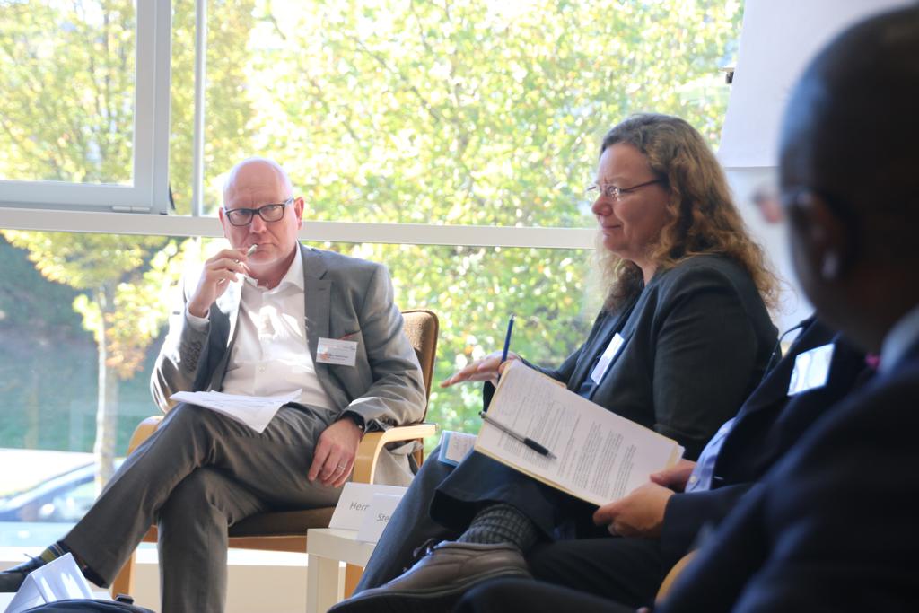 In the first roundtable discussion, we heard different perspectives on conceptualizing cross-border journalism. <a href="/hwasser/">Herman Wasserman</a> from the University of Cape Town said that we have to consider "whose and what borders"are crossed in transnational journalism. #journalismacrossborders