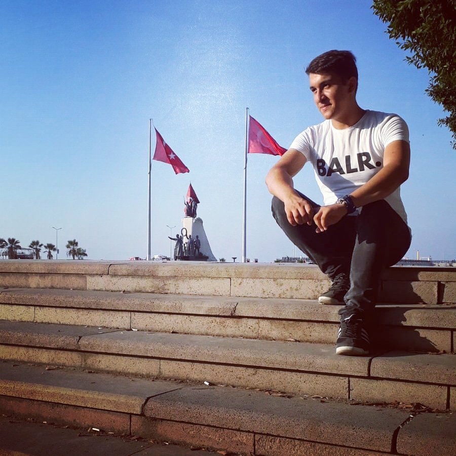 Sadece gülüşümü yakala, öfkem çok ağır gelir sana.