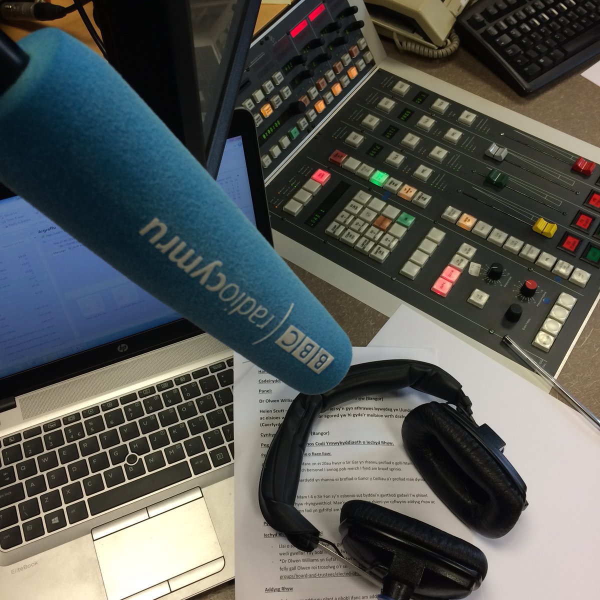 heulsmach's tweet photo. Yn barod ar gyfer rhaglen gyntaf cyfres newydd #YrHannerCall @BBCRadioCymru - tiwniwch mewn am 12 pan fyddwn ni’n trafod addysg rhyw, cancr y ceilliau a mwy...@cervical_cancer @CervicalScreen1 @macmillancancer @IechydCyhoeddus https://t.co/1oqnD3tafA