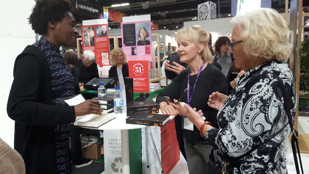 AlmaAward's tweet photo. Meeting the fans! #jacquelinewoodson #alma2018 #bokmässan #naturochkultur https://t.co/5mSOQZF044