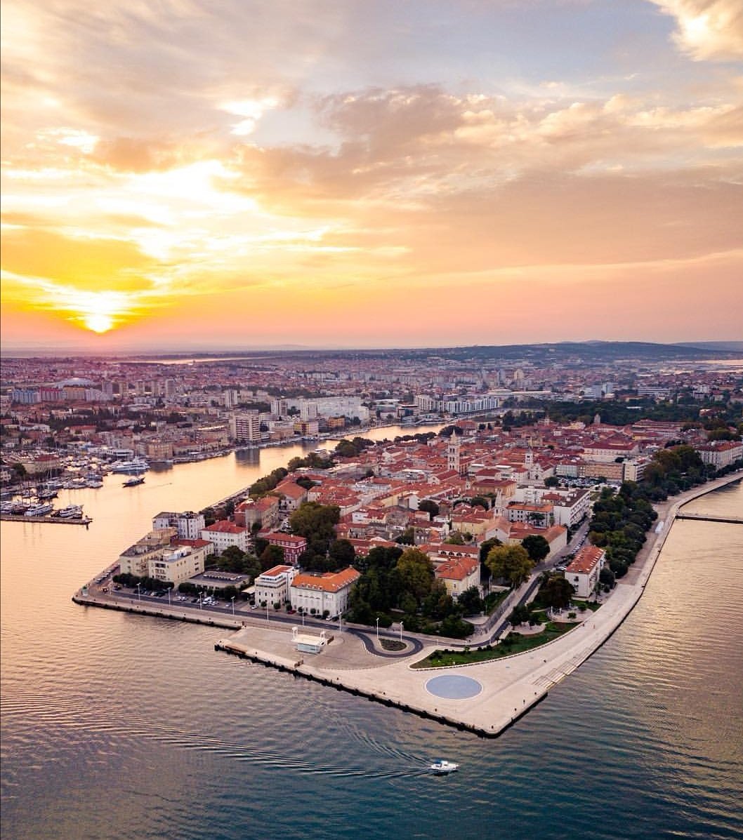 Zadar_Region's tweet photo. 📍Riva is a city promenade with a view of the Zadar Channel. The promenade was constructed in 1874 after the city fortification walls were torn down and the
city's outright development towards the sea began. #Zadar_Region #LikeZadar 📸 @darac186 https://t.co/VtUYIYIdll