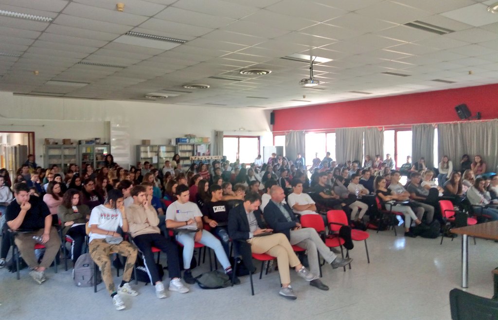avvisopubblico's tweet photo. A #Suzzara (Mn) Iole Garuti e Alessandro Antiochia incontrano gli #studenti dell'IIS "Manzoni" nel ciclo di incontri con le #scuole organizzate nell'ambito di "Raccontiamoci le mafie" #RLM2018 https://t.co/gaPGOAwp9n
