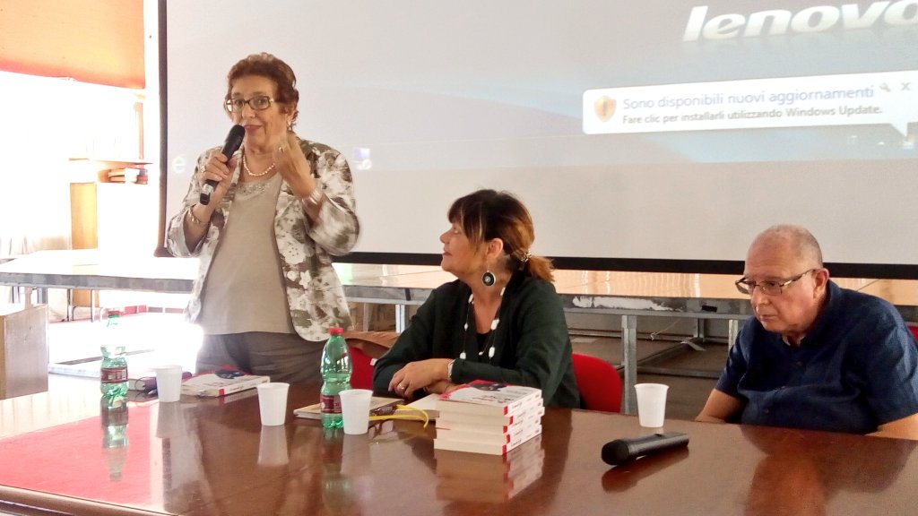 avvisopubblico's tweet photo. A #Suzzara (Mn) Iole Garuti e Alessandro Antiochia incontrano gli #studenti dell'IIS "Manzoni" nel ciclo di incontri con le #scuole organizzate nell'ambito di "Raccontiamoci le mafie" #RLM2018 https://t.co/gaPGOAwp9n