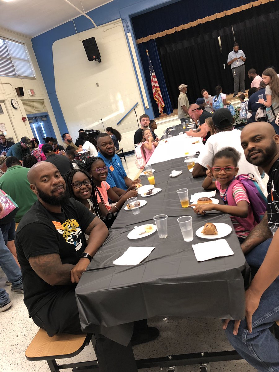 Thanks to all our dads and male role models who participated in our#dadtakeyourchildtoschool #chooseDCPS