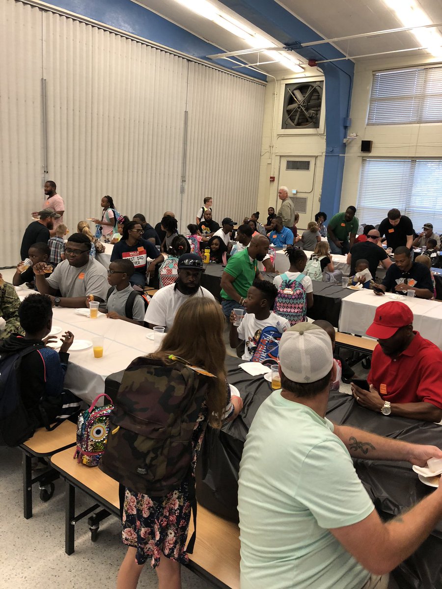 DinsmoreELEM's tweet photo. Thanks to all our dads and male role models who participated in our#dadtakeyourchildtoschool #chooseDCPS https://t.co/WnfHNkU71o