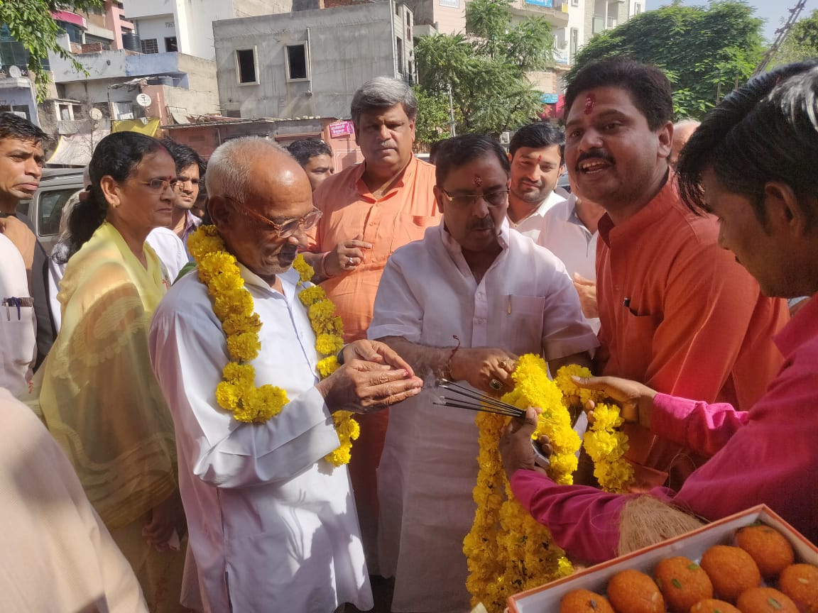 chaturvediarun1's tweet photo. विकास की ओर अग्रसर सिविल लाईन्स विधानसभा क्षेत्र वार्ड 30 स्थित रामनगर चौराहे से वार्ड 30 के मुख्य मार्गों तक लगभग 1.20 करोड रूपये की लागत से होने वाले सडक निर्माण, डामरीकरण, फुटपाथ निर्माण व मरम्मत कार्य का शिलान्यास हुआ। https://t.co/Nfaan5wEYu
