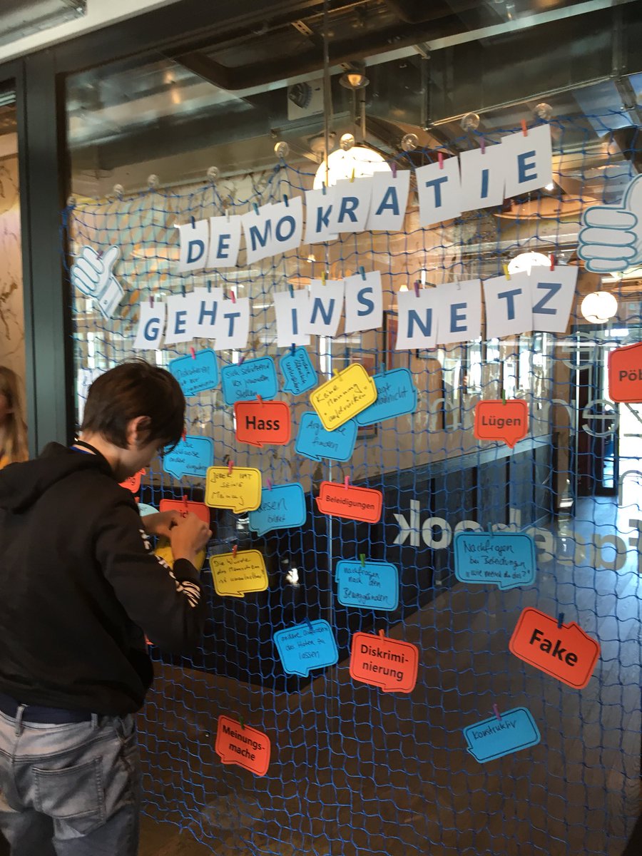 helliwood's tweet photo. #DemokratiegehtinsNetz! Beim #BoostCampDemokratie arbeiten Jugendliche & Pädagogen gemeinsam am Thema #Demokratie und #Netzdebatten. #nohatespeech https://t.co/P7JDX2Ig15