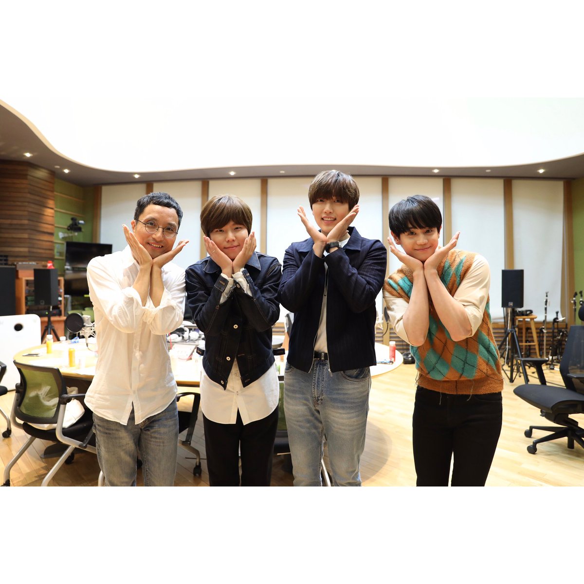 mbcstar's tweet photo. 힌트를 조금만 드리자면,
첫 째, 세 명은 모두 알아주는 보컬이다🎙
둘 째, 함께 계신 정지찬씨는 끝내주는 작곡가다 ✍🏻
셋 째, 이들이 손에 들고 있는 건 가사집? 📄
-
세 분의 조합도 최초!
세 분이 함께 할 무대도 최초!
이 짜릿한 순간을 놓칠 수 없겠죠~ https://t.co/95GiuRQaAu