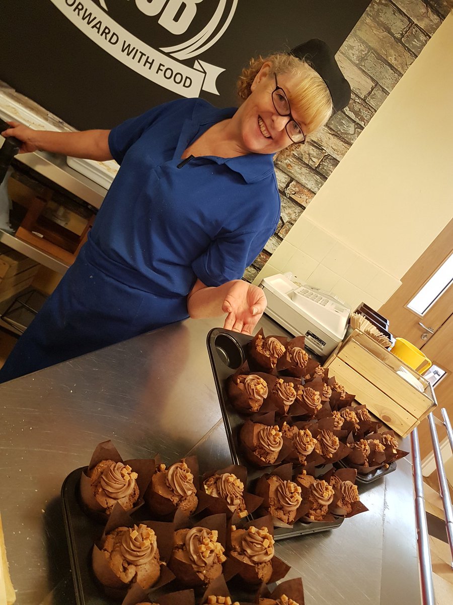 chefShamaRahman's tweet image. Pastry chef Gaynor making everybody smile with her yummy cakes! 😋🍰 @Thomas_Franks_ @jdmc84 @michael27427072 #whatwedo #cookedfromscratch @schoolforgirls