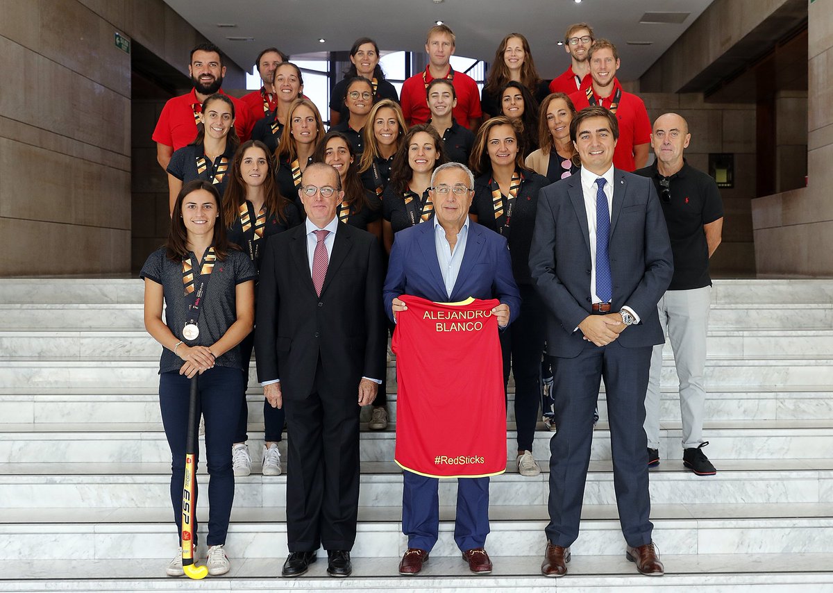 #Hockey Alejandro Blanco recibe a las #RedSticks y asegura que están preparadas para #Tokio2020. ¡A SEGUIR HACIENDO HISTORIA, <a href="/AbsolutaFem/">RedsticksHockeyFem</a>!  ow.ly/dtxf30lZHBH