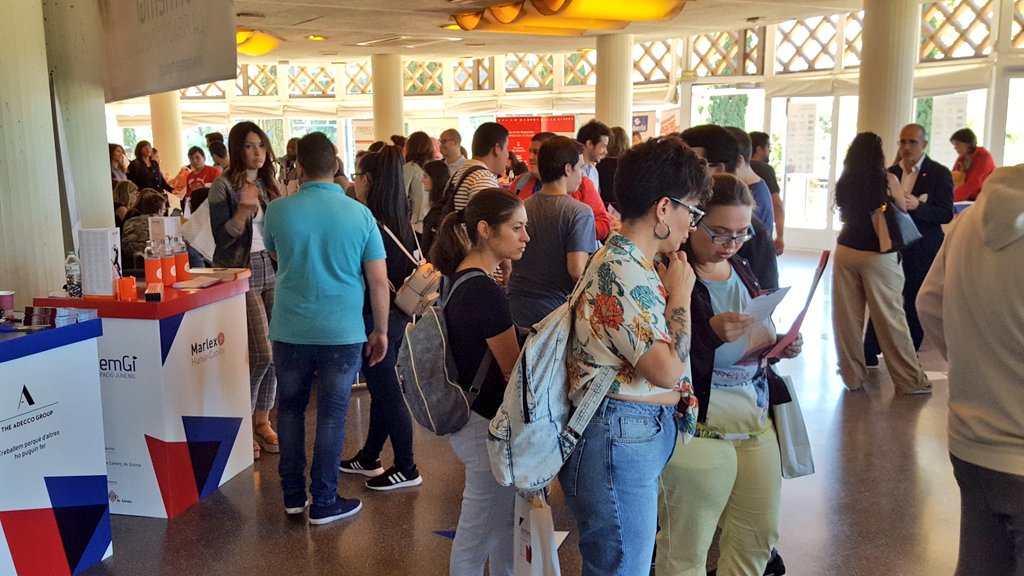firadegirona's tweet photo. Tots els tallers i estands d'empreses de la fira #FormemGi ben plens de #joves que busquen feina i orientació laboral! 🔝 https://t.co/enGo0H1Z2y