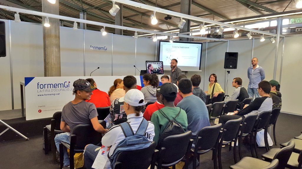 firadegirona's tweet photo. Tots els tallers i estands d'empreses de la fira #FormemGi ben plens de #joves que busquen feina i orientació laboral! 🔝 https://t.co/enGo0H1Z2y
