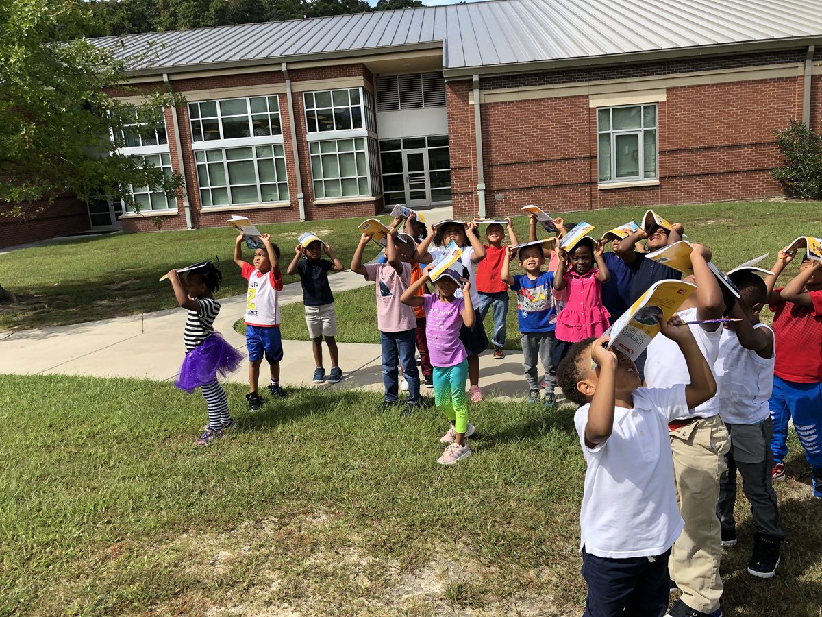 tdpowell4's tweet photo. What better way for us to determine the position of the sun at noon, than to #takescienceoutside & observe it ourselves? Students enjoyed our outdoor excursion & afterwards EVERY one of them could tell me that the sun is at its highest point at noon! @prekkinder1 @CESMustangs1 https://t.co/Sm7GxM0Dx1