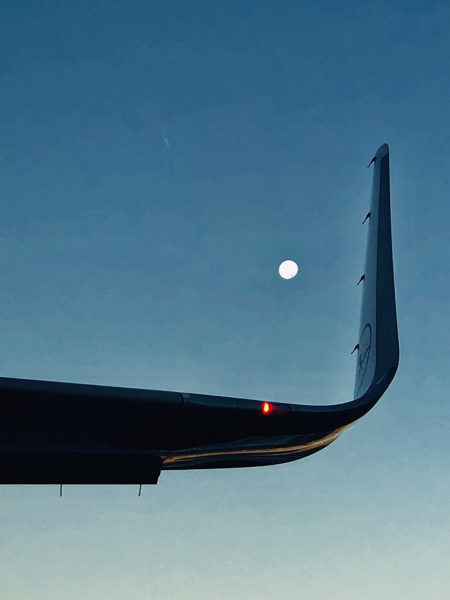 HeikoBorchert's tweet photo. Good morning from @Airport_FRA where @lufthansa flight #LH855 from @HelsinkiAirport plays #pinball with the #moon #AvGeek #avgeeks #planes @Airbus @AgueraMartin https://t.co/nearIBQWXM