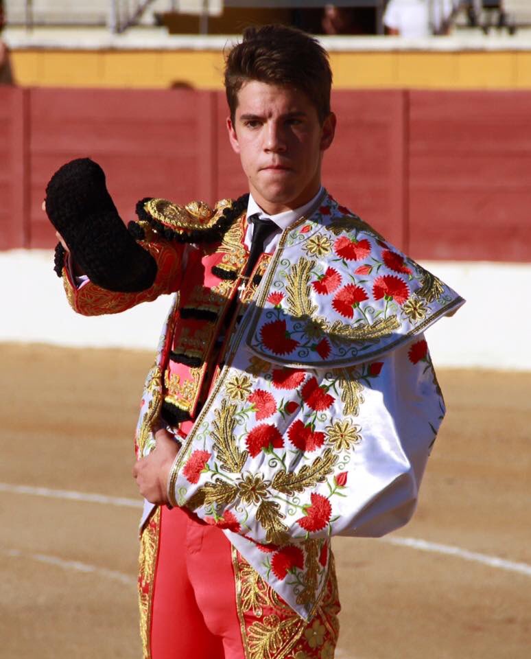 Solamente los toreros son capaces de hacer cosas así.

facebook.com/36137043738692…