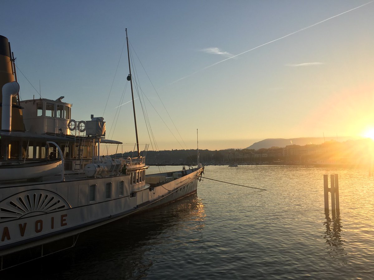 tanakmot's tweet photo. Geneva, sunrise... https://t.co/KKaIU0lJDd