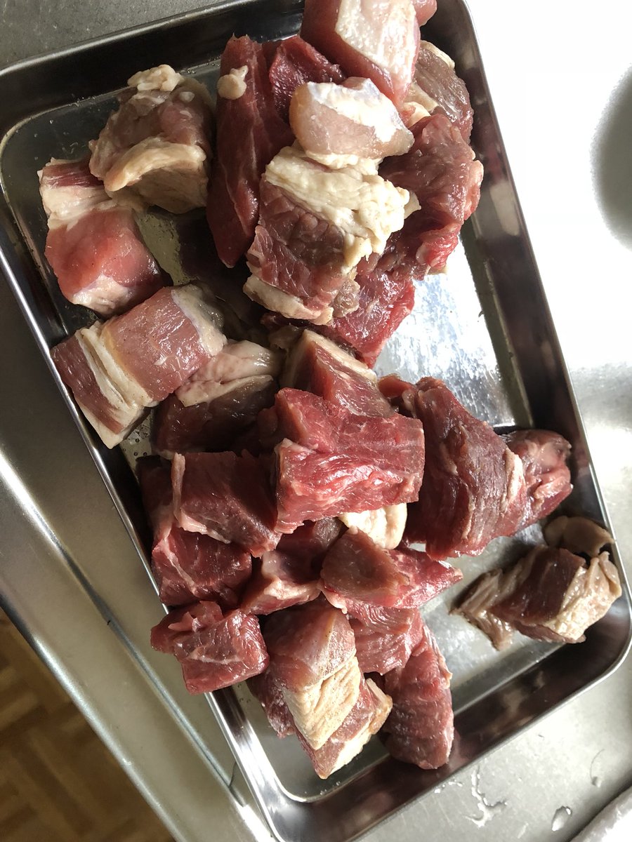 モリーチ 消費期限1日切れの腐りかけた牛肩ロースは 消費期限2日切れの腐りかけたバラ肉 塊と一緒に一口大の角切りにししっかり塩した後でた水気を拭き取り薄力粉と胡椒にまぶします 500から600グラムくらい必要です 牛肉ならどこでも良いです