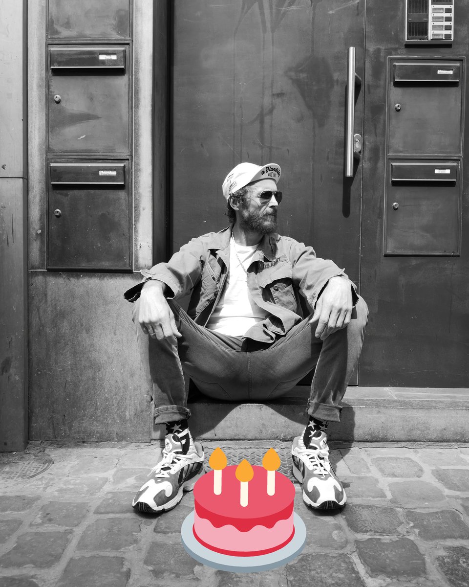 Buon "CIHALESIMO" COMPLEANNO AL MIO CANTANTE PREFERITO 🎂❤️
<a href="/lorenzojova/">Lorenzo Jovanotti</a> #jovabday #BELLAMICO 📸 scattata da me in giro per Brussels