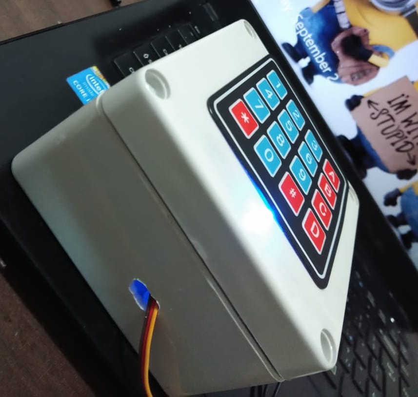 UnioLabs's tweet photo. trying to invent some innovative .
.
.
.
.
.
.
#led #keypad #arduinouno #arduino #gsm #eh_or #electronics #projects #otp #module #capacitors 
#innovative #servomotor @shaik_rasikh https://t.co/KicUcg2jFN