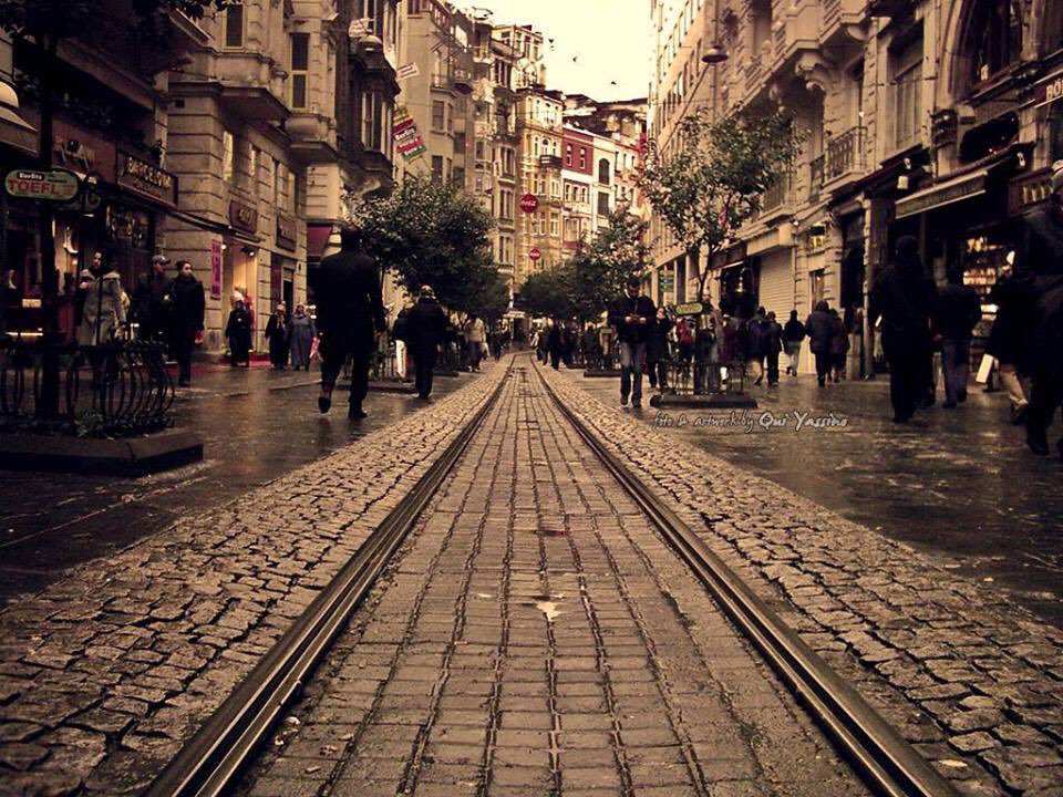 sadece ağaçlar dikkatinizi çekmesin. İstiklal Caddesinin bu fotoğrafı da 2001 yılından.