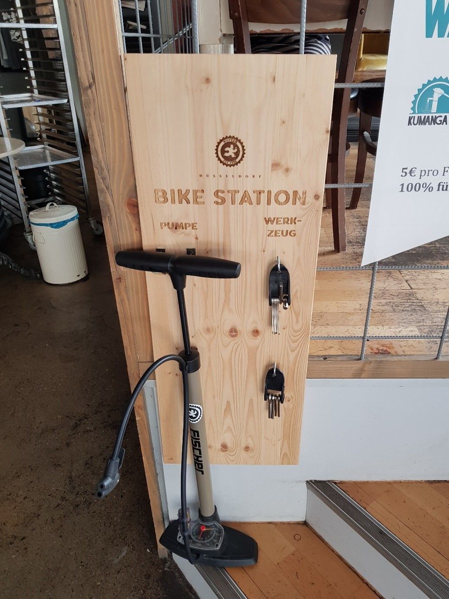 ihkdus's tweet photo. So geht Fahrradförderung für Kunden und Mitarbeiter. Pumpe, Werkzeug, zack fertig: Bike Station. Weiter so! @wtn_koebogen #mobilitätspartnerschaft
https://t.co/n0o5zT9WJ7 https://t.co/SmxNflHB0N
