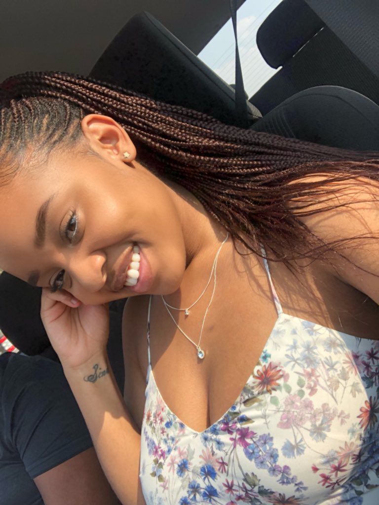 t_siinah's tweet photo. I like taking selfies in the car✨ https://t.co/BzUazwDQSO