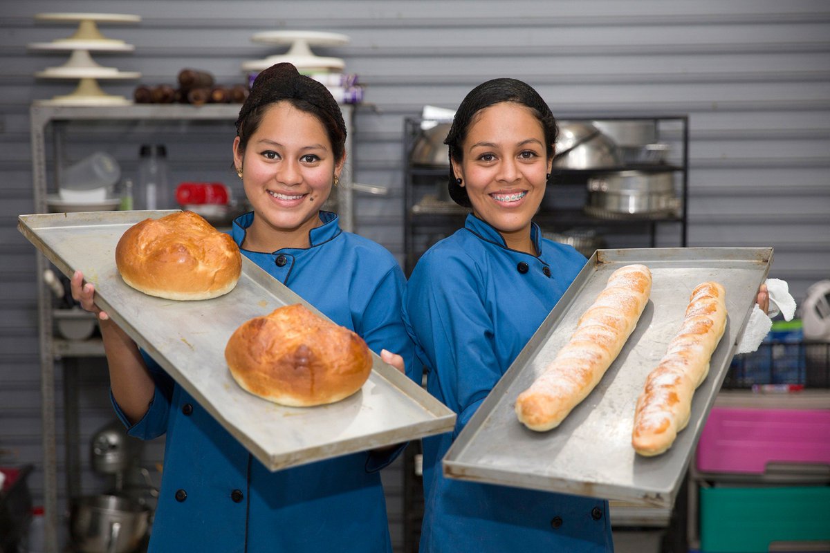 VolkerRahn's tweet photo. Jetzt gibt es wieder reichlich Teigfinger und jede Menge heiße Öfen: Tausende Konfirmandinnen und Konfirmanden auch in der @ekhn_de ziehen in die Bäckerei ihres Vertrauens und backen bei #5000Brote für einen guten Zweck. Mehr: https://t.co/7lyR53yME6 Mit @BROT_furdiewelt #BFDW https://t.co/ngMCkWdJsZ