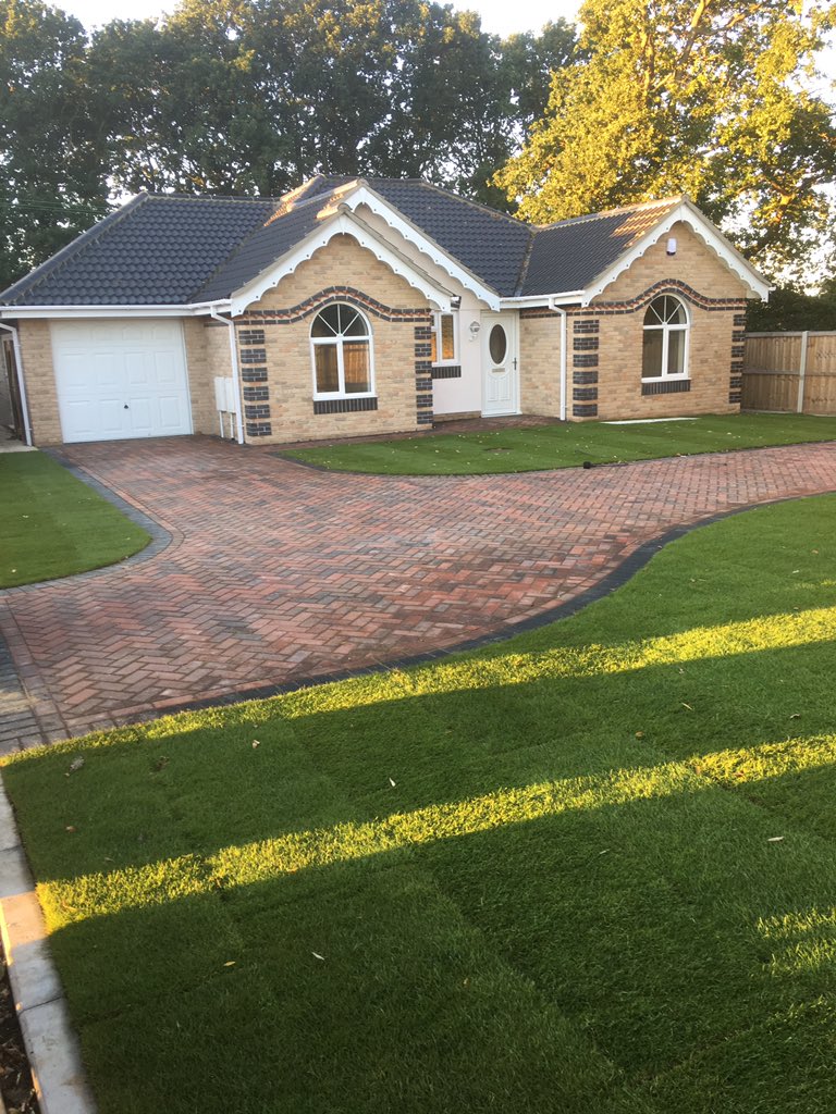 PHalliday_LTD's tweet image. First two plots of eight completed and third well on way for @OliverBurfoot using @MarshallsGroup cbp paving. Still the best standard block around and when installed by @MarshallsReg installers you know it’s gonna last. #doitproperly