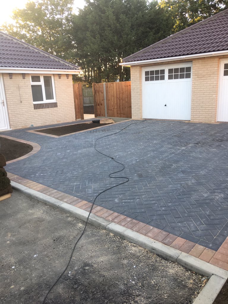 PHalliday_LTD's tweet image. First two plots of eight completed and third well on way for @OliverBurfoot using @MarshallsGroup cbp paving. Still the best standard block around and when installed by @MarshallsReg installers you know it’s gonna last. #doitproperly